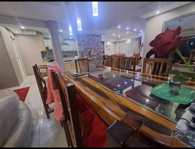 4 BEDROOM APARTMENT FOR SALE IN UMHLANGA ROCKS